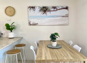 Apartamento superior, 2 habitaciones, terraza, vistas al complejo turístico | Servicio de comidas en la habitación