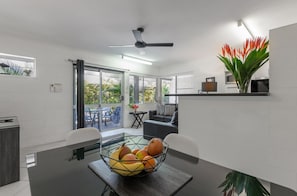 Living area - Lychee Tree Holiday Apartments (Port Douglas)
