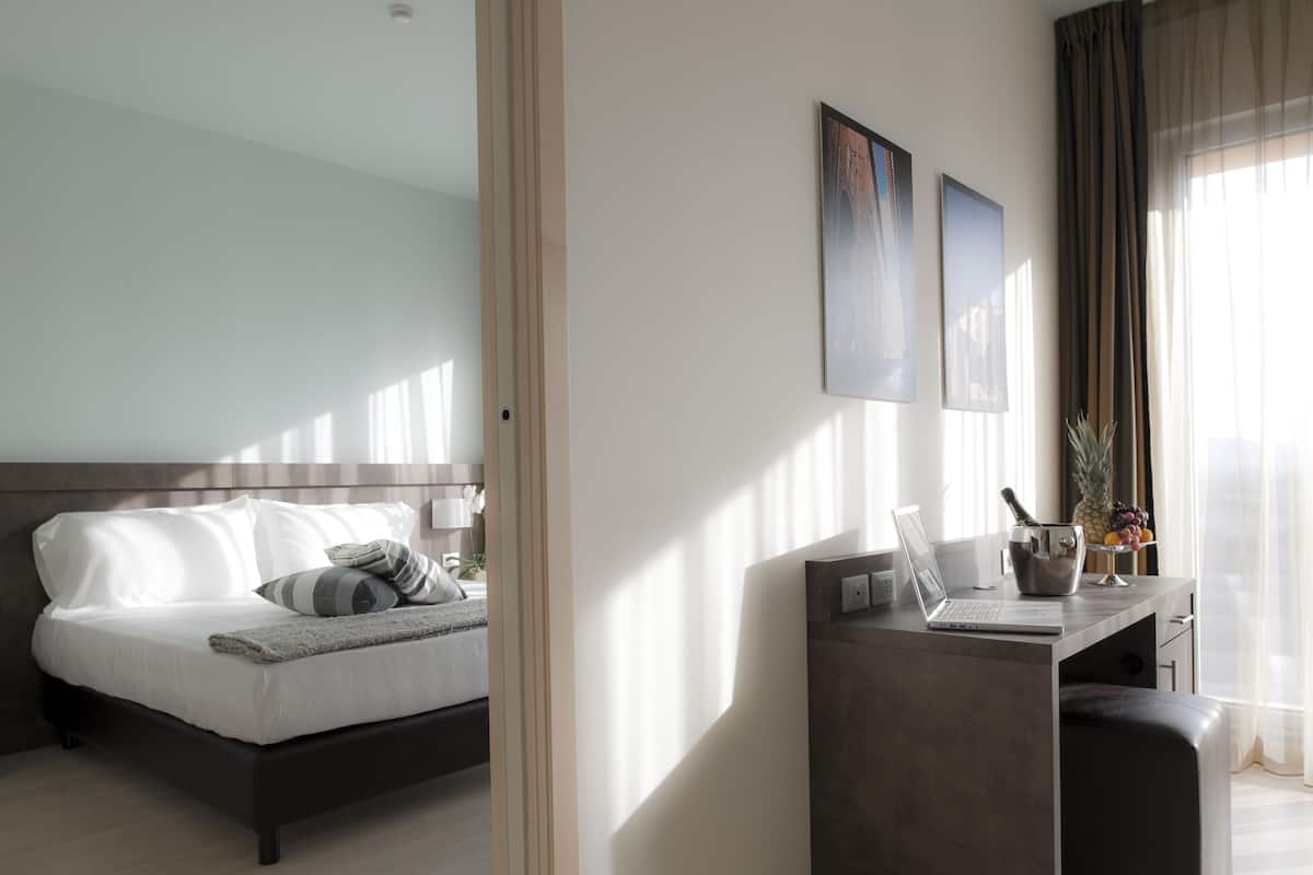 suite | hypo-allergenic bedding, minibar, in-room safe, desk