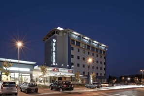 Front of property – evening/night - Blu Arena Hotel (Vallefoglia)