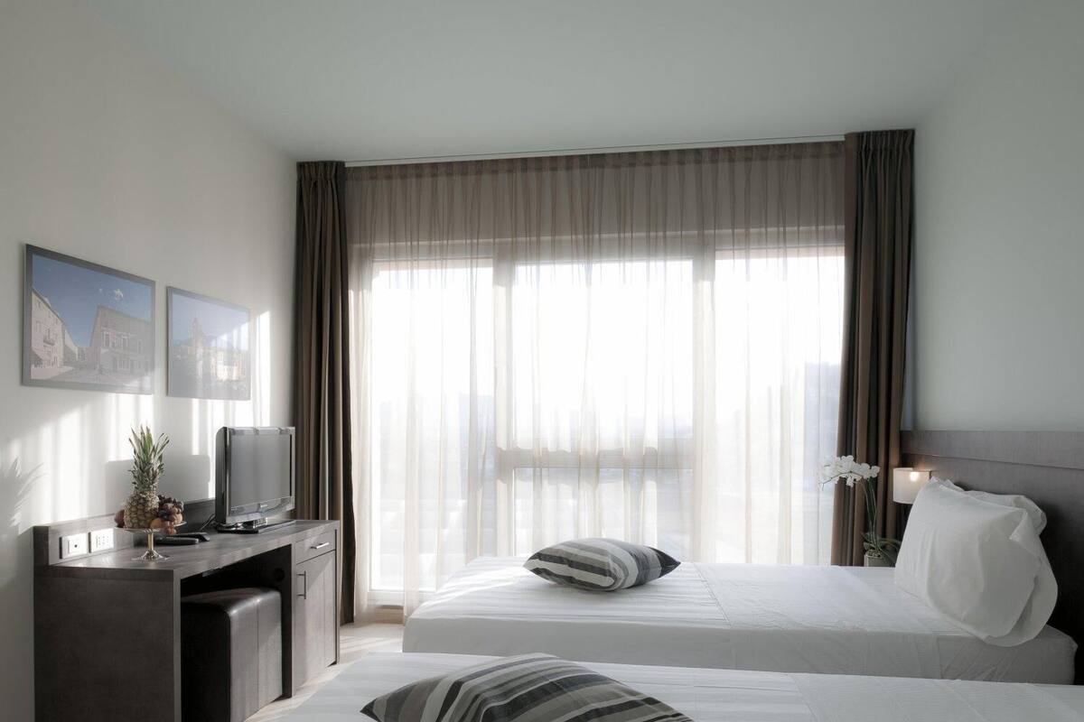 hypo-allergenic bedding, minibar, in-room safe, desk