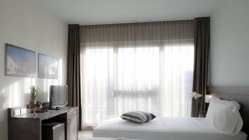Hypo-allergenic bedding, minibar, in-room safe, desk