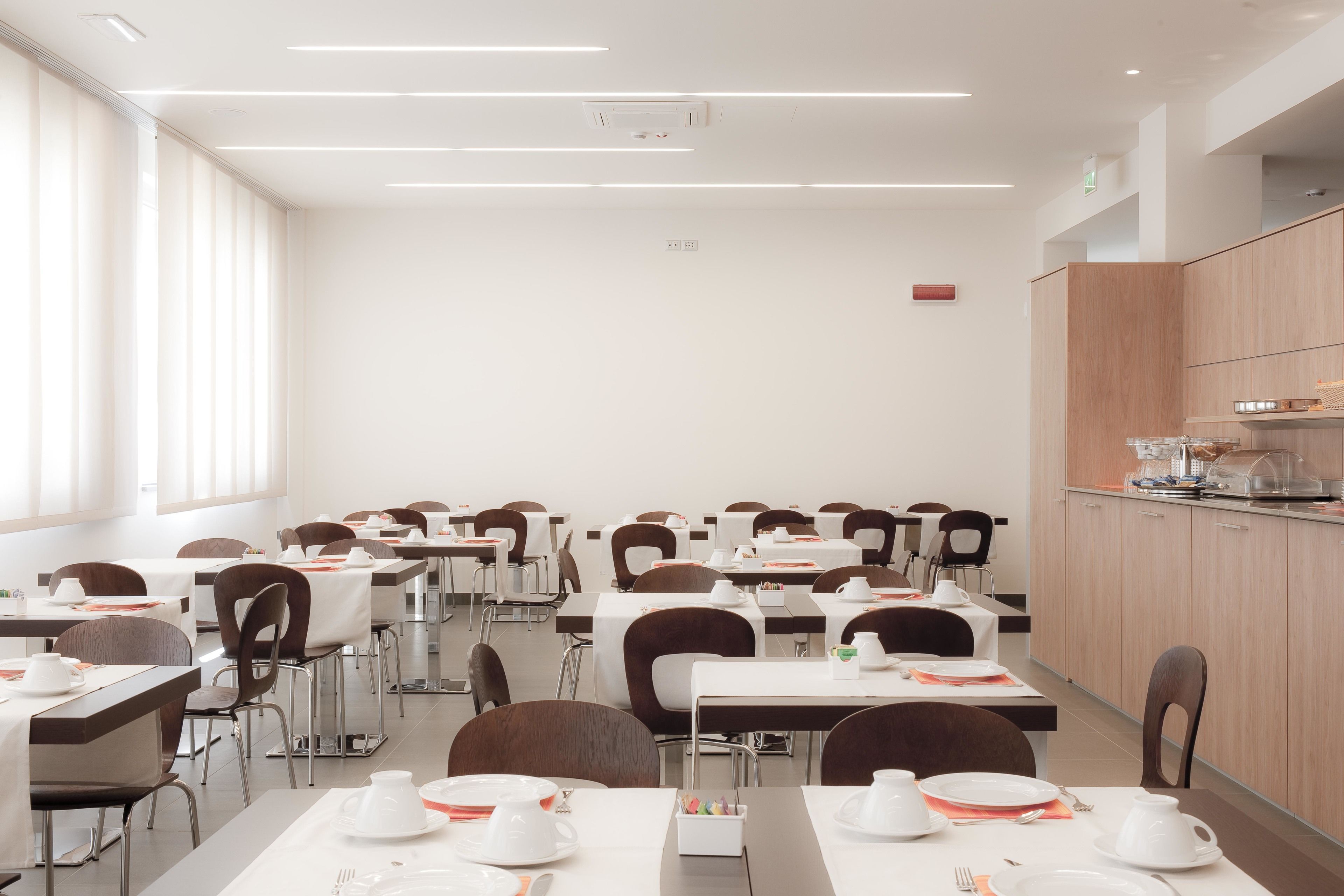 Daily continental breakfast (EUR 10 per person)