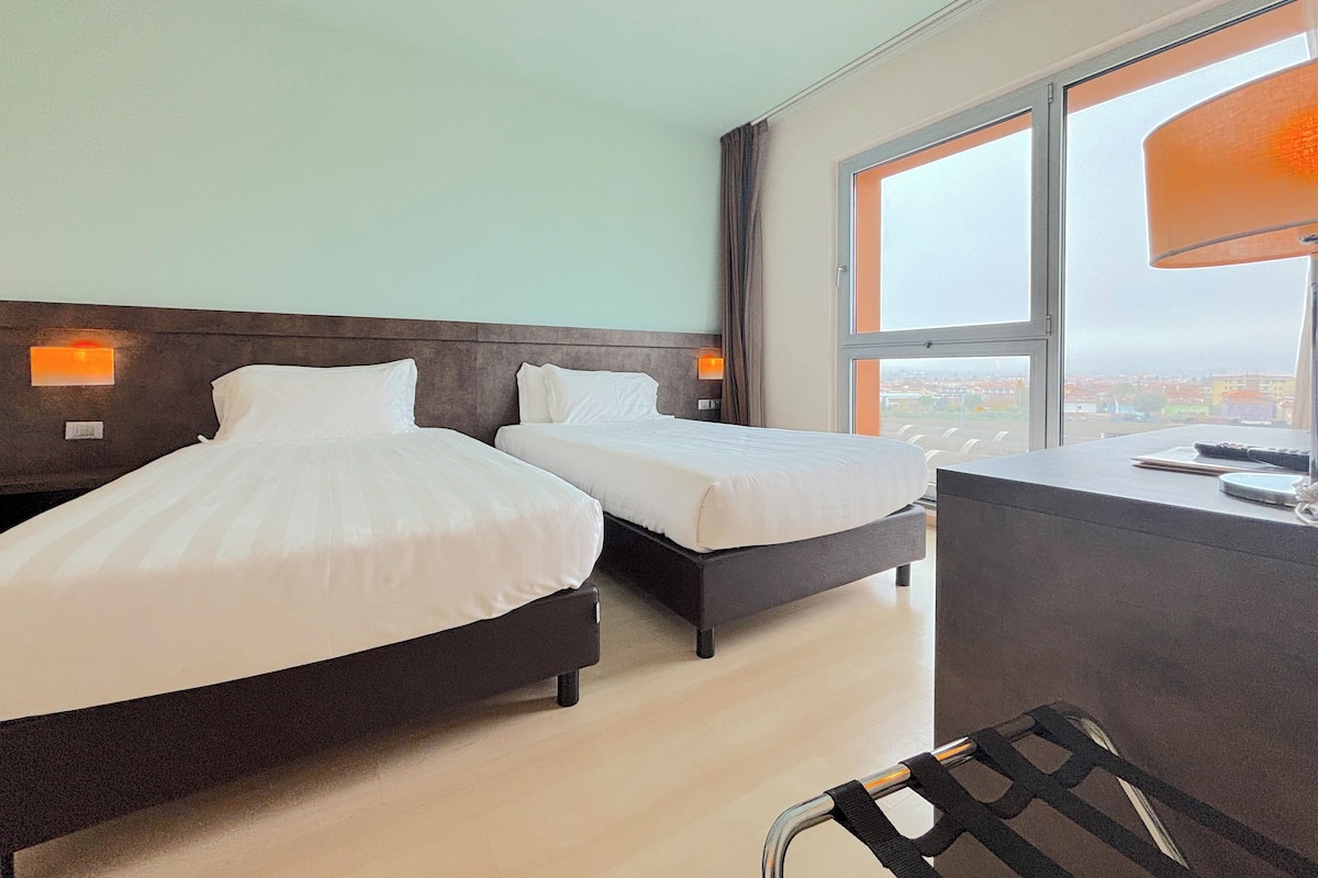 Quarto duplo superior | Roupas de cama antialérgicas, frigobar, cofres nos quartos, escrivaninha