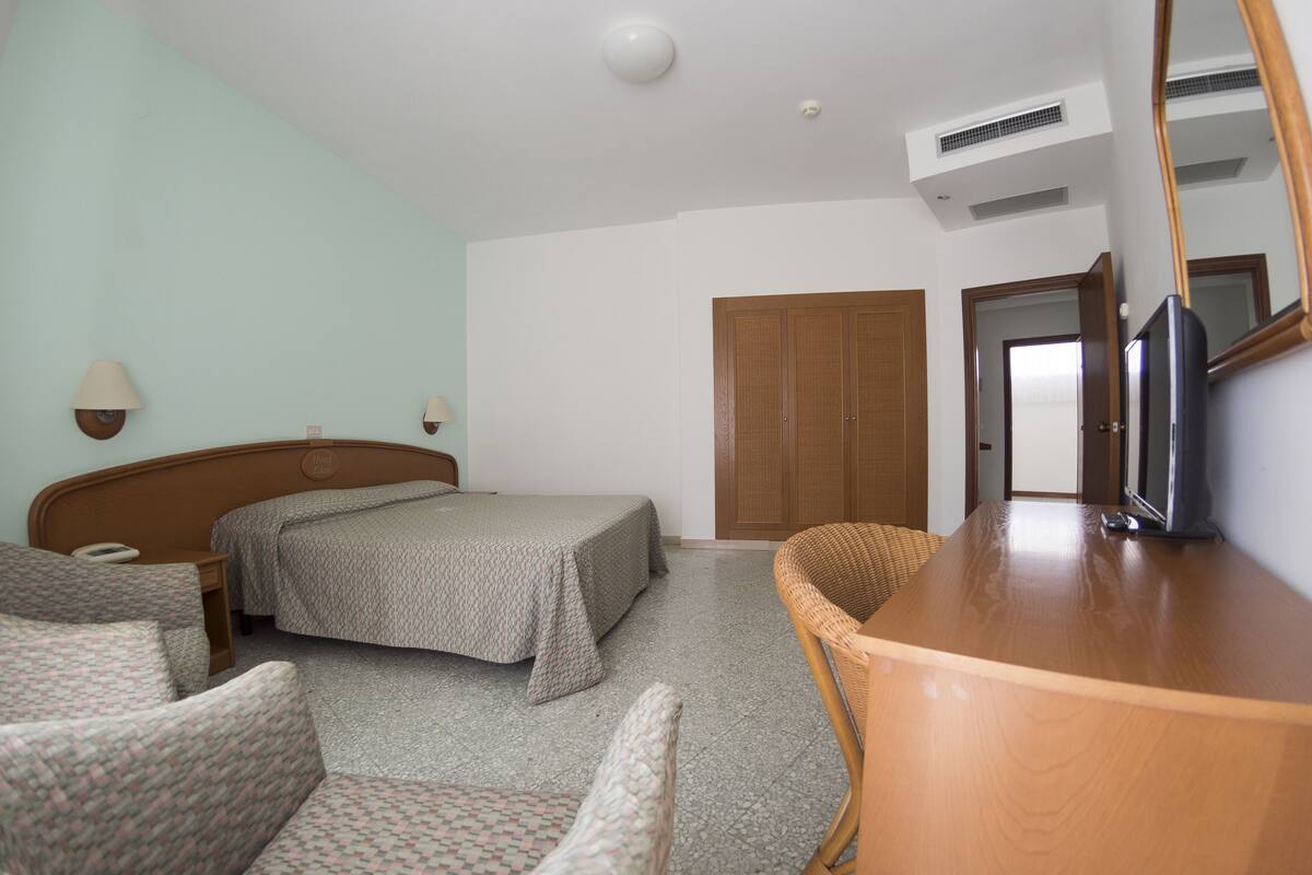 minibar, desk, cots/infant beds, bed sheets