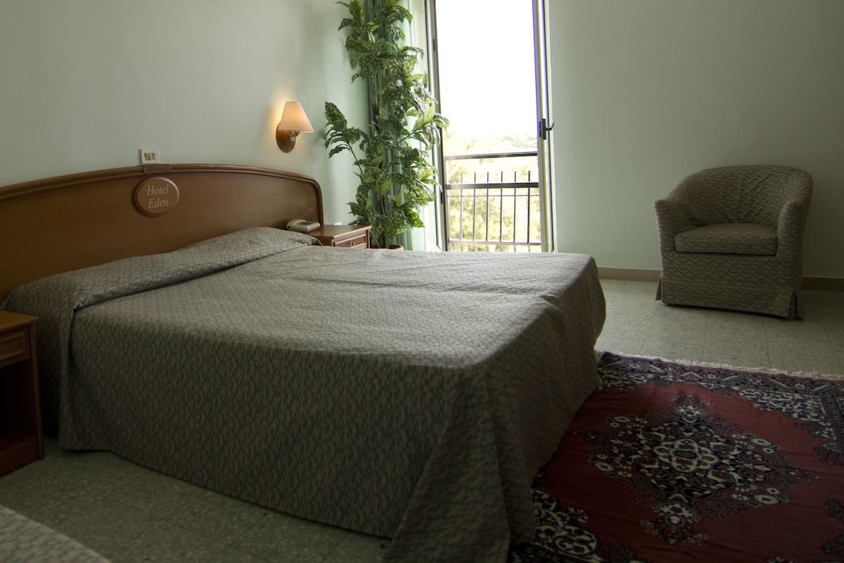 minibar, desk, cots/infant beds, bed sheets