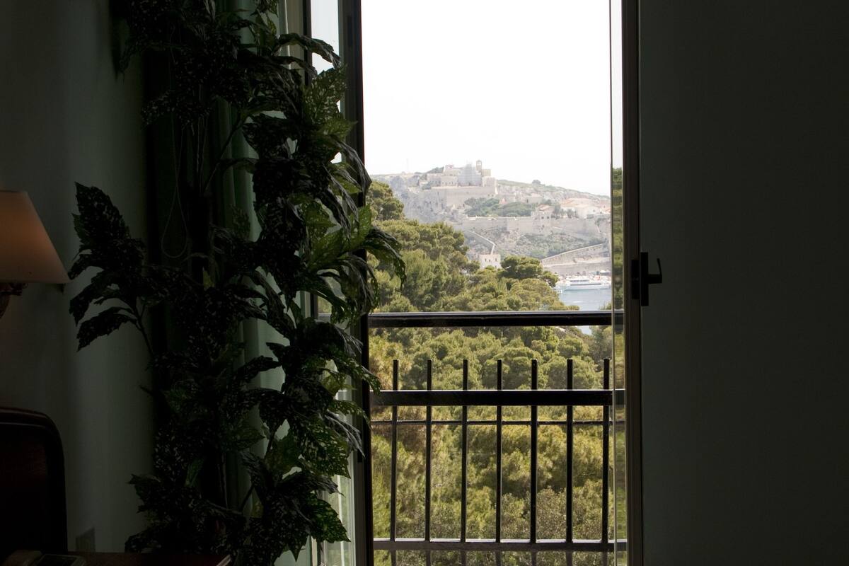 minibar, desk, cots/infant beds, bed sheets