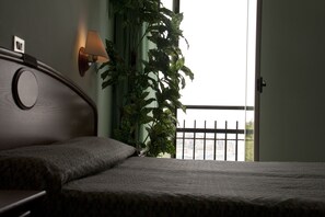 Minibar, desk, cribs/infant beds, bed sheets