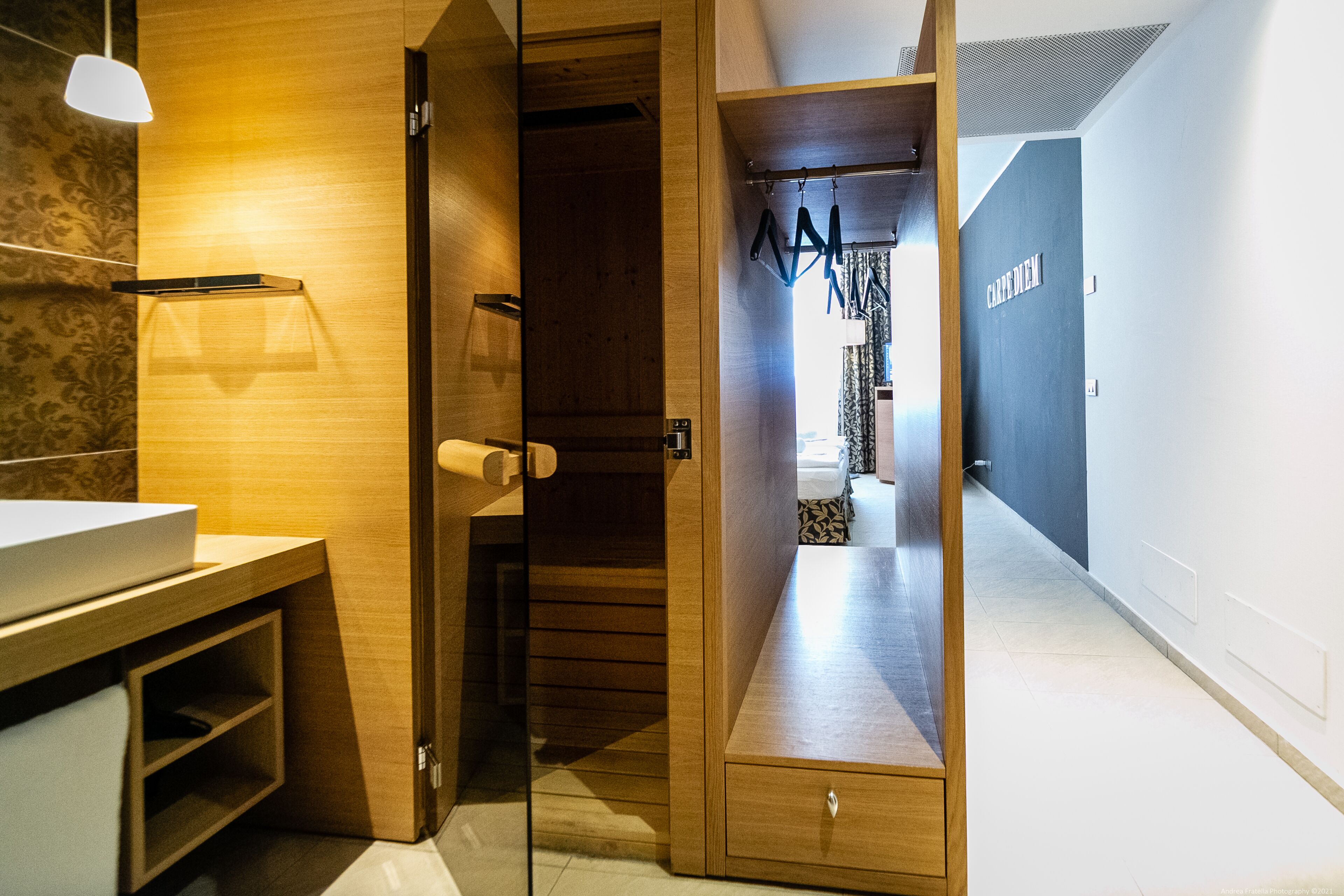 Une salle de bain moderne avec un meuble-lavabo en bois, un porte-serviettes et un miroir.