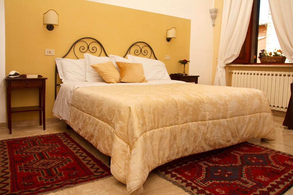 standard double room | minibar, in-room safe, desk, free wifi