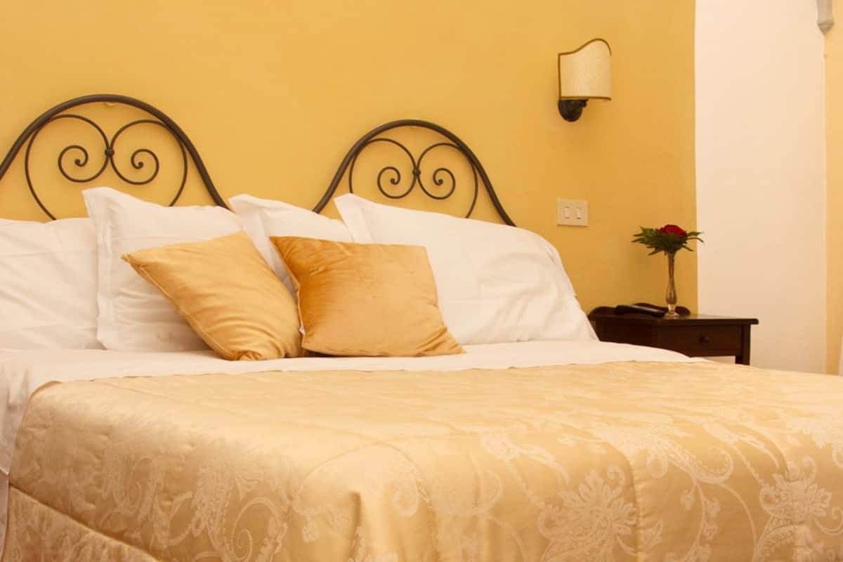 standard double room | minibar, in-room safe, desk, free wifi