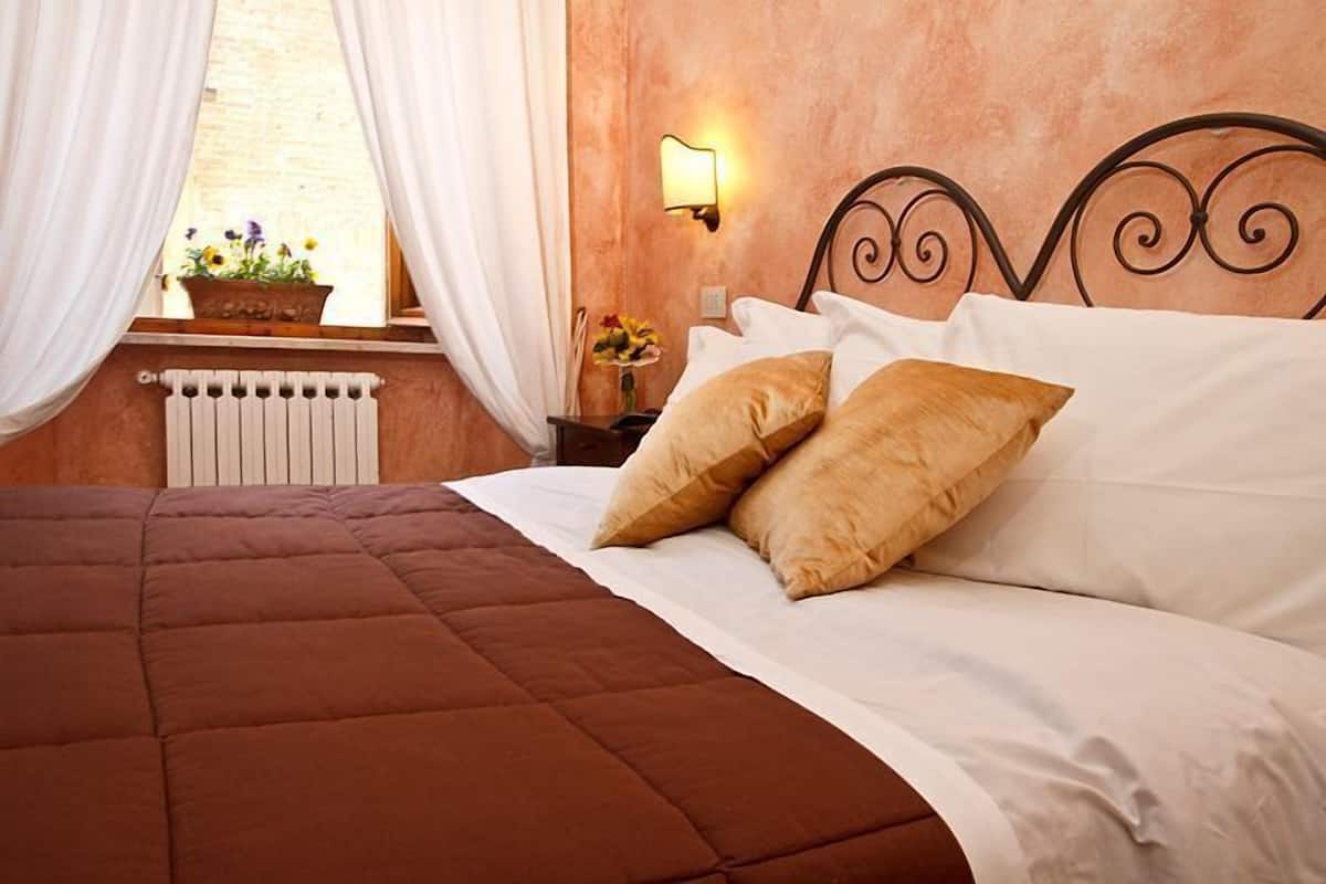 economy double room | minibar, in-room safe, desk, free wifi