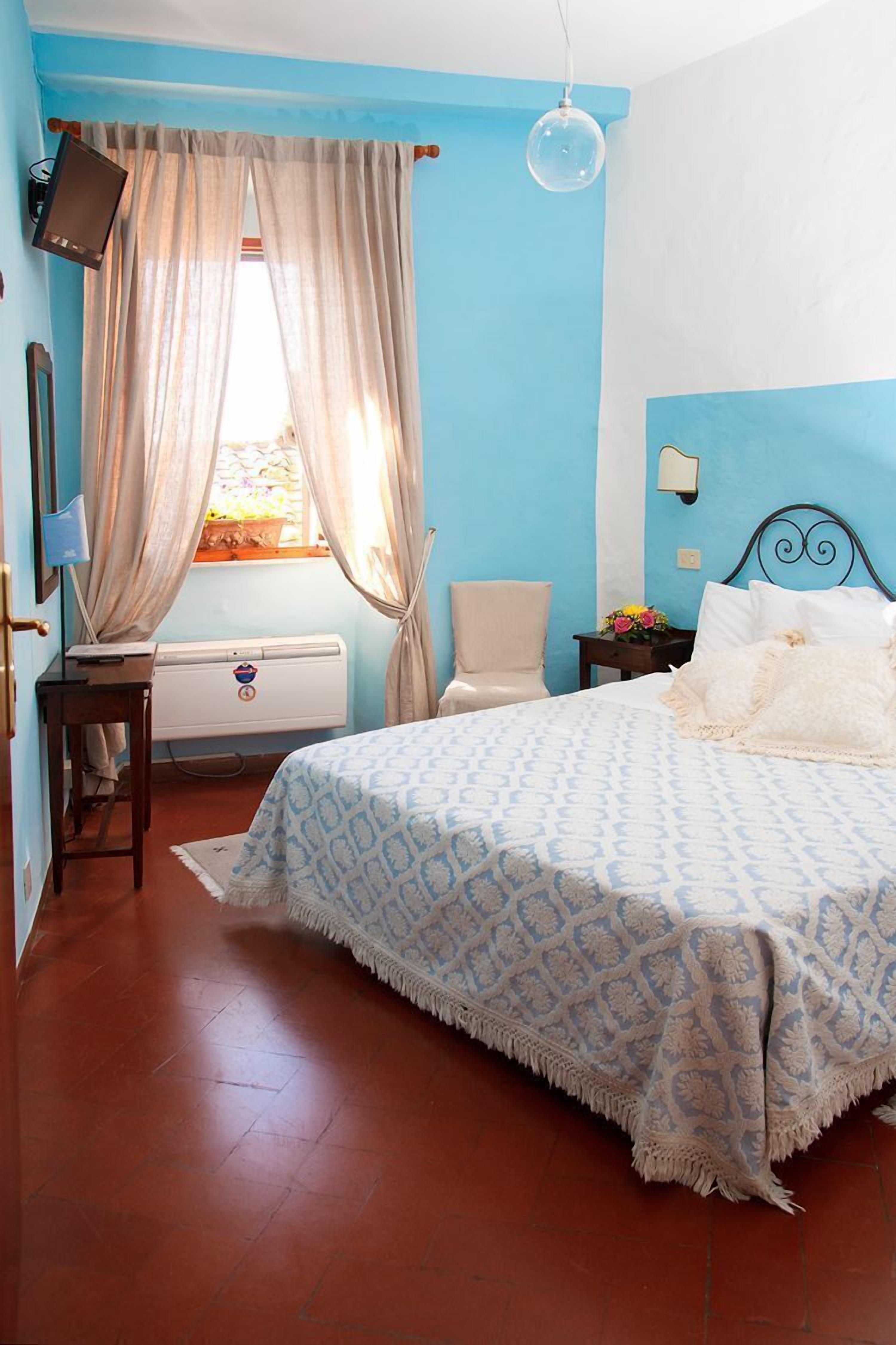 minibar, in-room safe, desk, free wifi