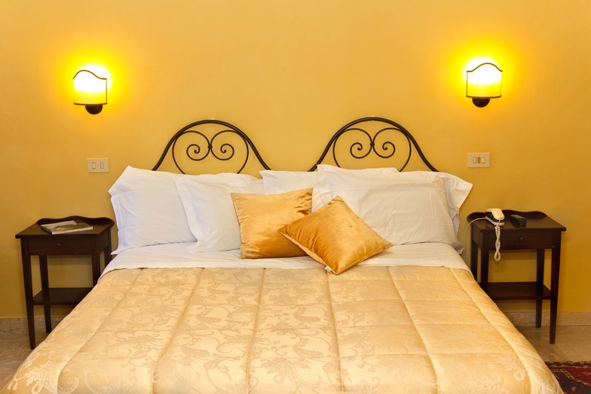 family room | minibar, in-room safe, desk, free wifi