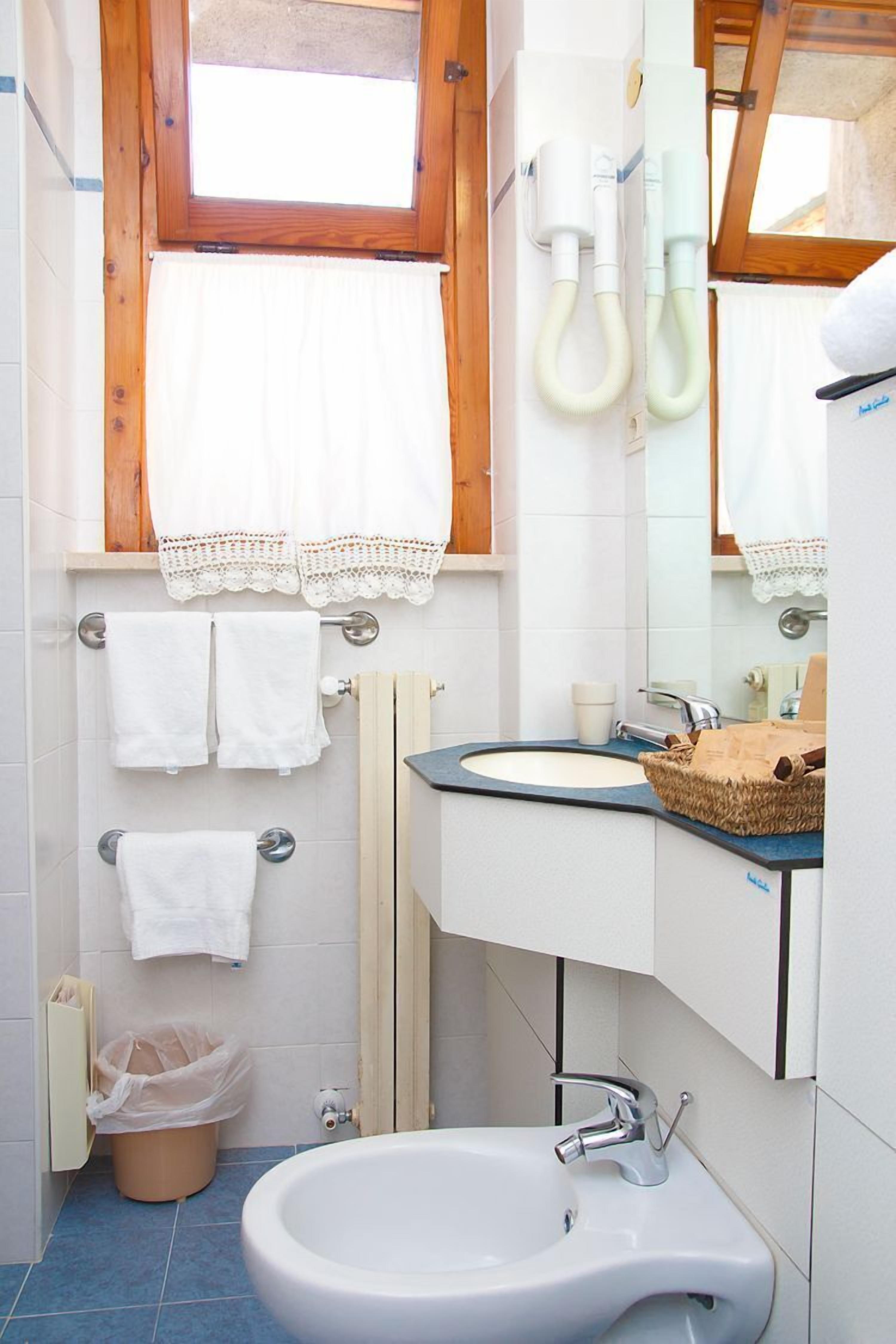 superior double room | bathroom | combined shower/bathtub, free toiletries, hair dryer, bidet