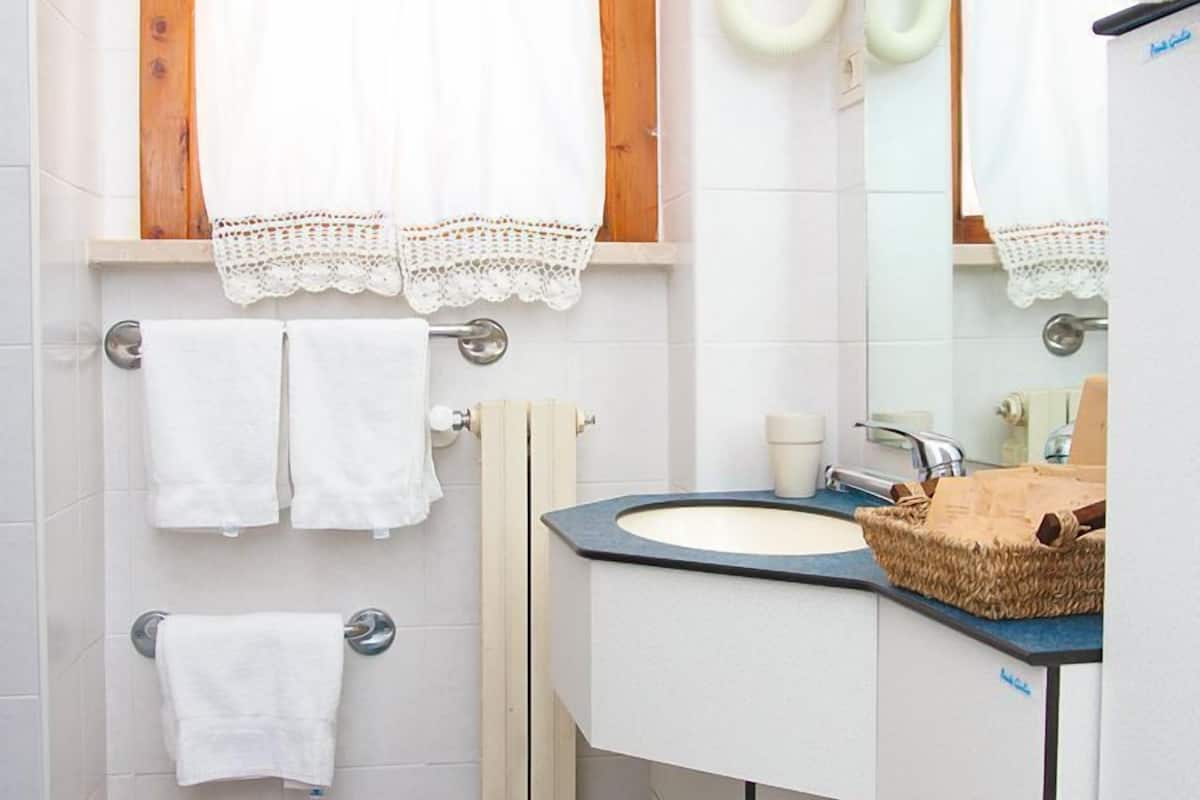 superior double room | bathroom | combined shower/bathtub, free toiletries, hair dryer, bidet