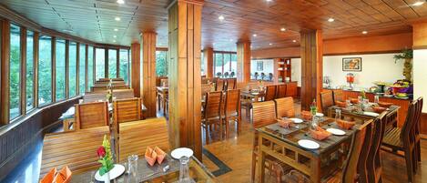 Se sirven desayunos, comidas y cenas con vista al jardín