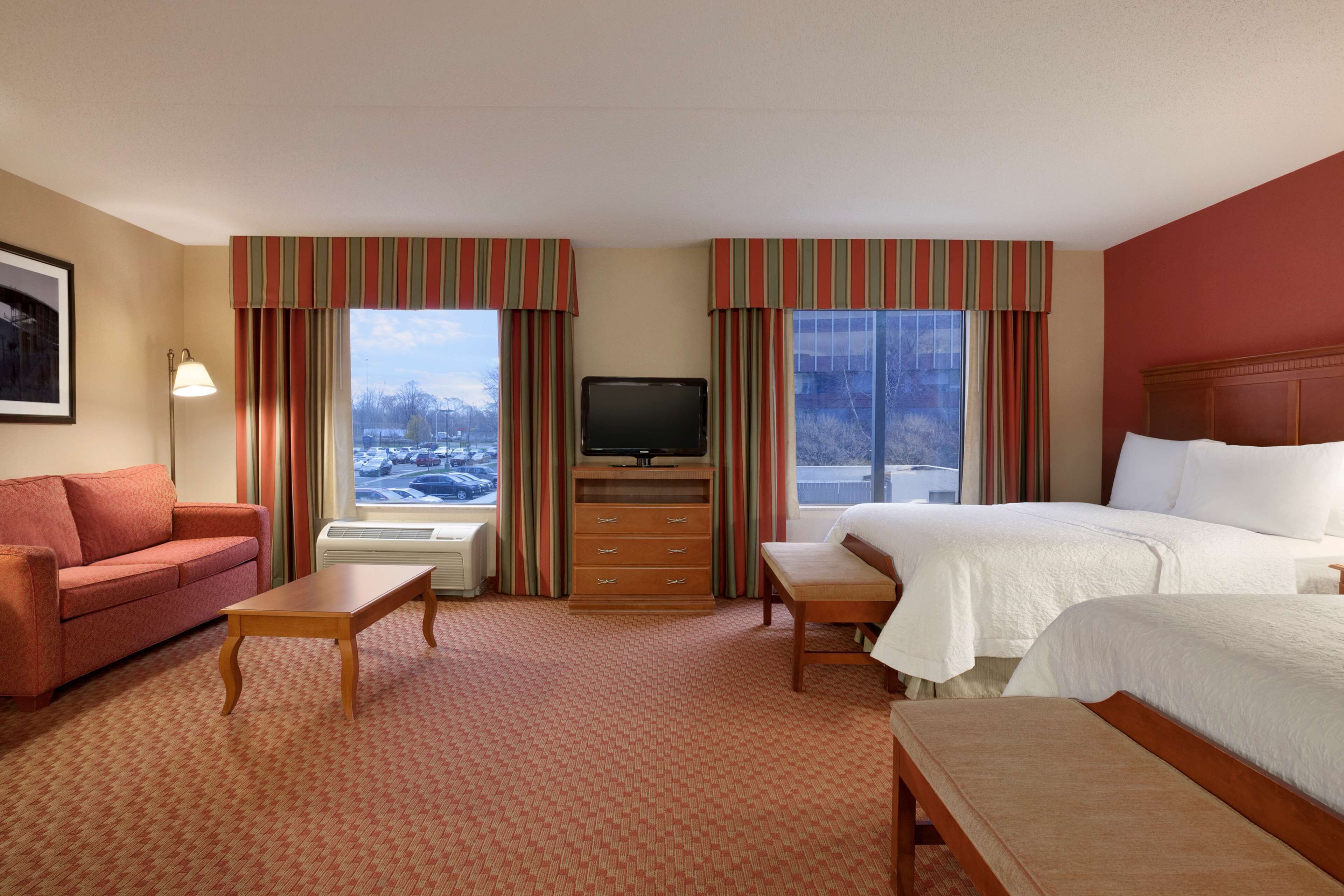 クイーンサイズベッド 2 台とソファーベッド 1 台 | リビング エリア | 43 インチの薄型テレビ (衛星放送視聴可)、テレビ