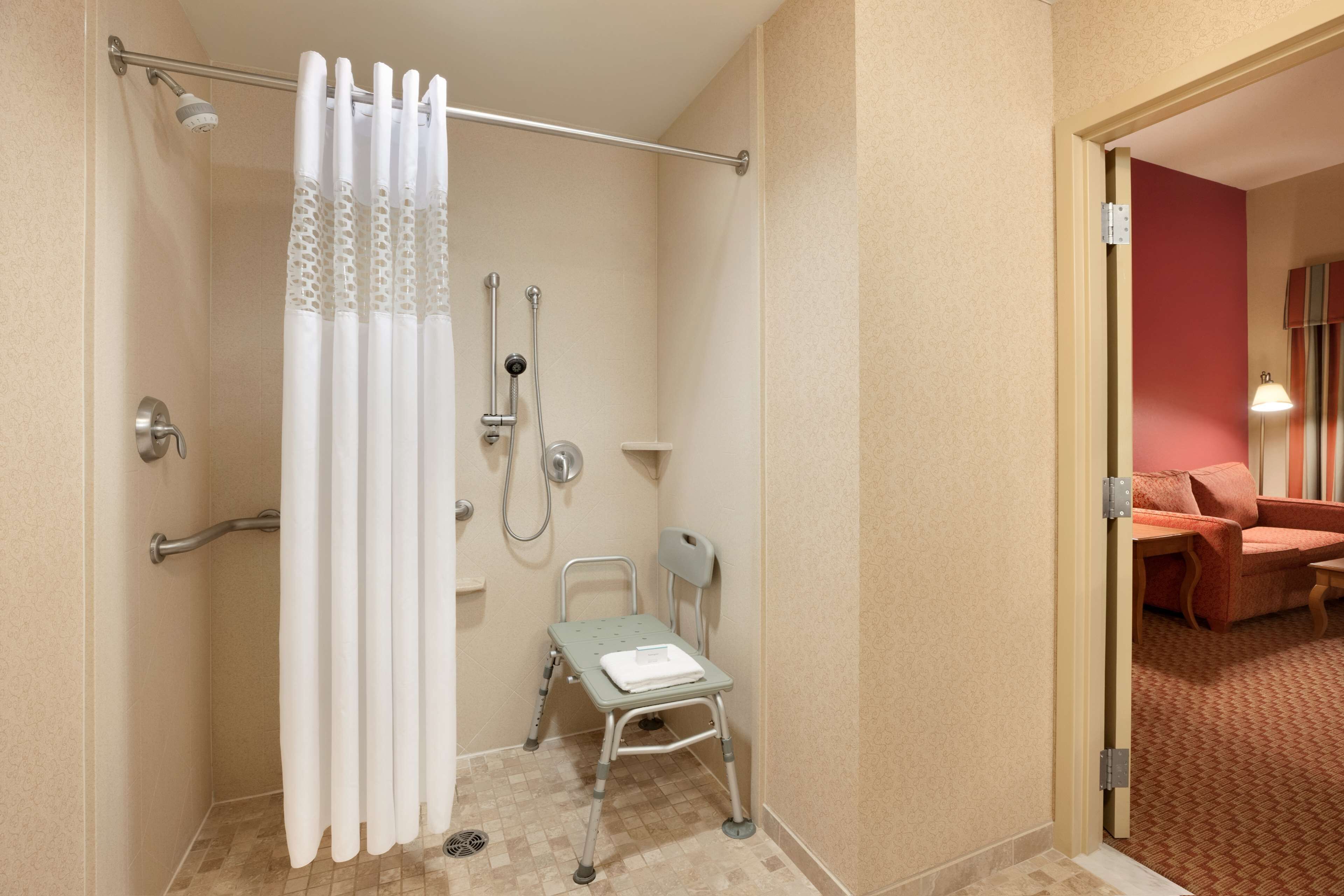Tina con regadera, amenidades de baño gratuitas, secadora de cabello 
