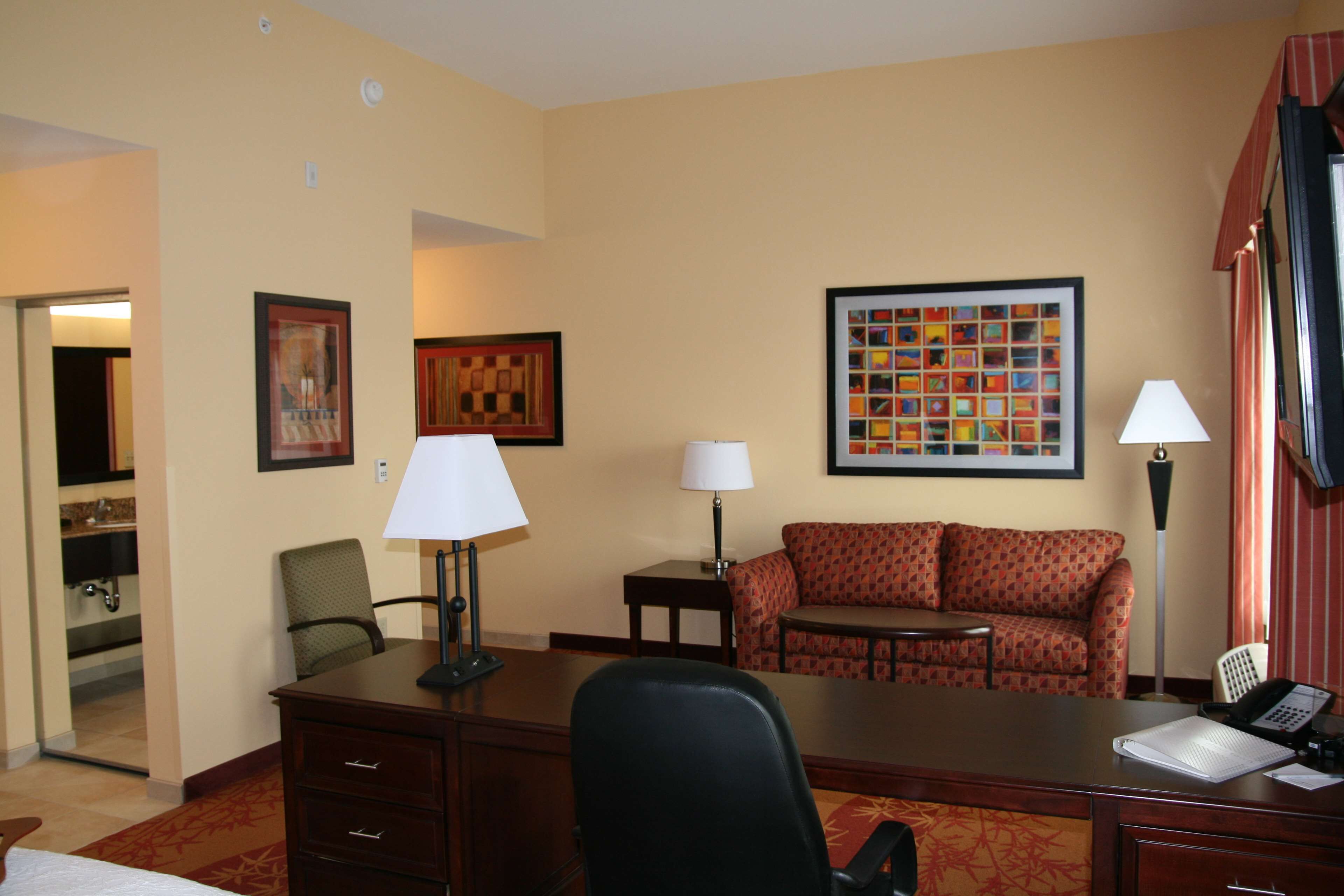 studio suite, 1 king bed | living area | 32-inch lcd tv with satellite channels, tv