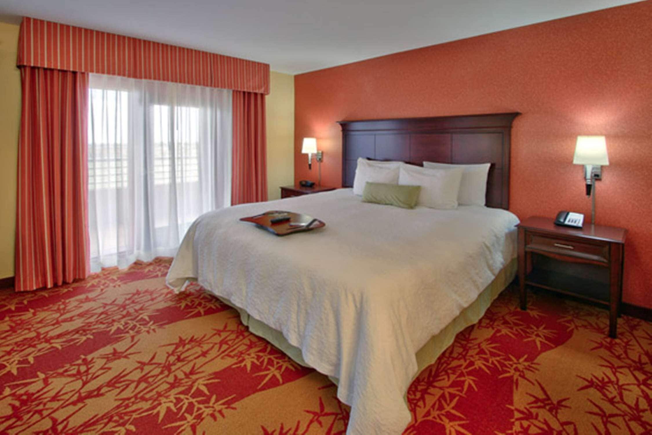 Studio Suite, 1 Tempat Tidur King, balkon | Brankas, meja kerja, ruang kerja ramah laptop, dan tirai kedap cahaya