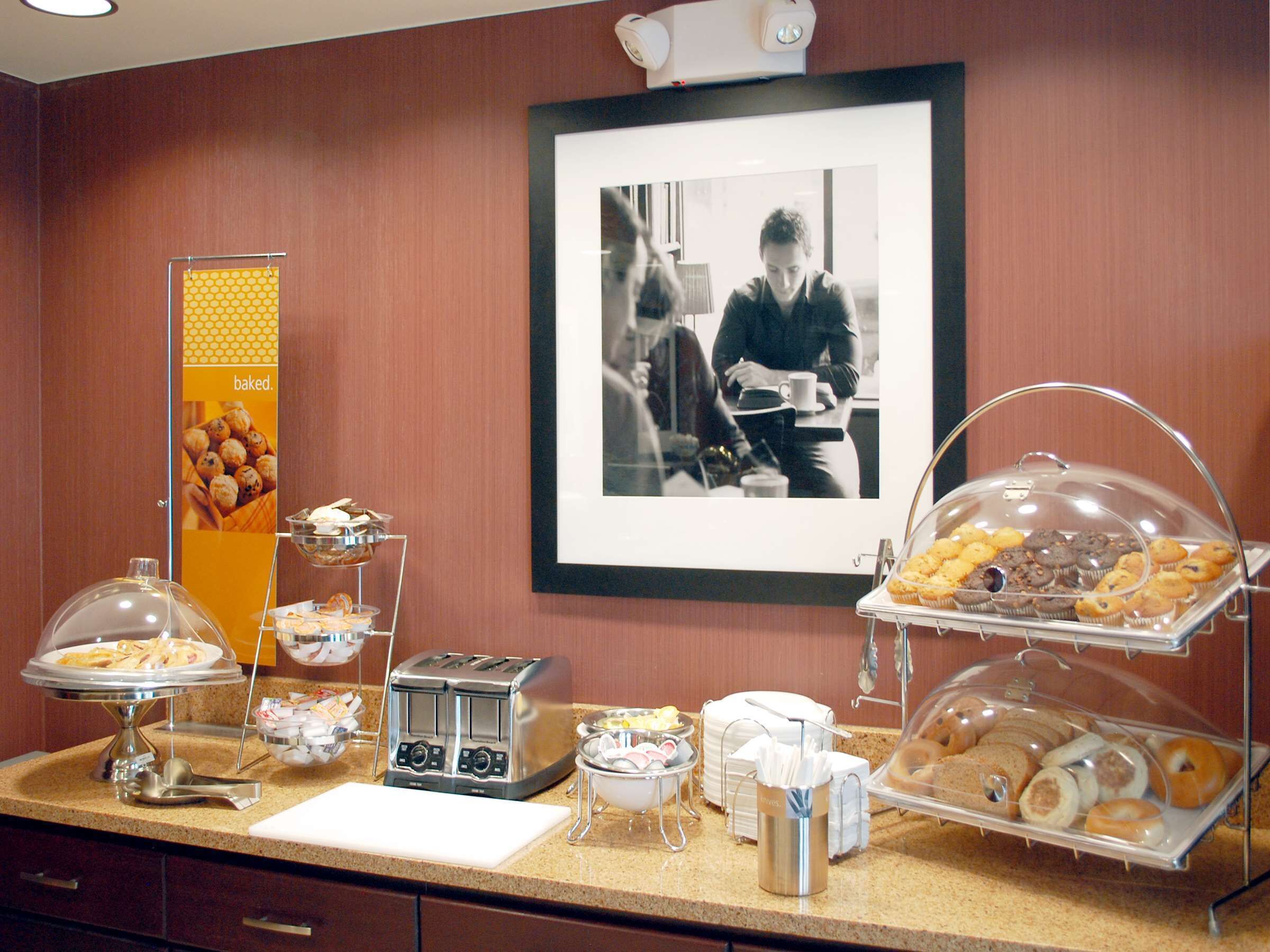 Ein Frühstücksbuffet mit verschiedenen Backwaren und einem Toaster.
