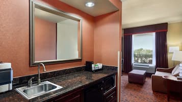 King studio suite | Private kitchen | Coffee/tea maker