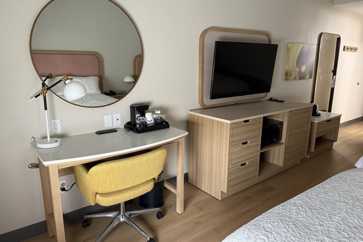 Literie de qualité, lit avec matelas à plateau-coussin, bureau