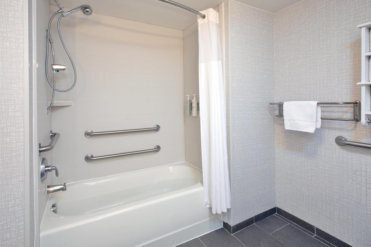 Room, 1 King Bed, Accessible, Non Smoking | Bathroom | Free toiletries, hair dryer, towels