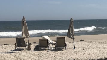 På stranden