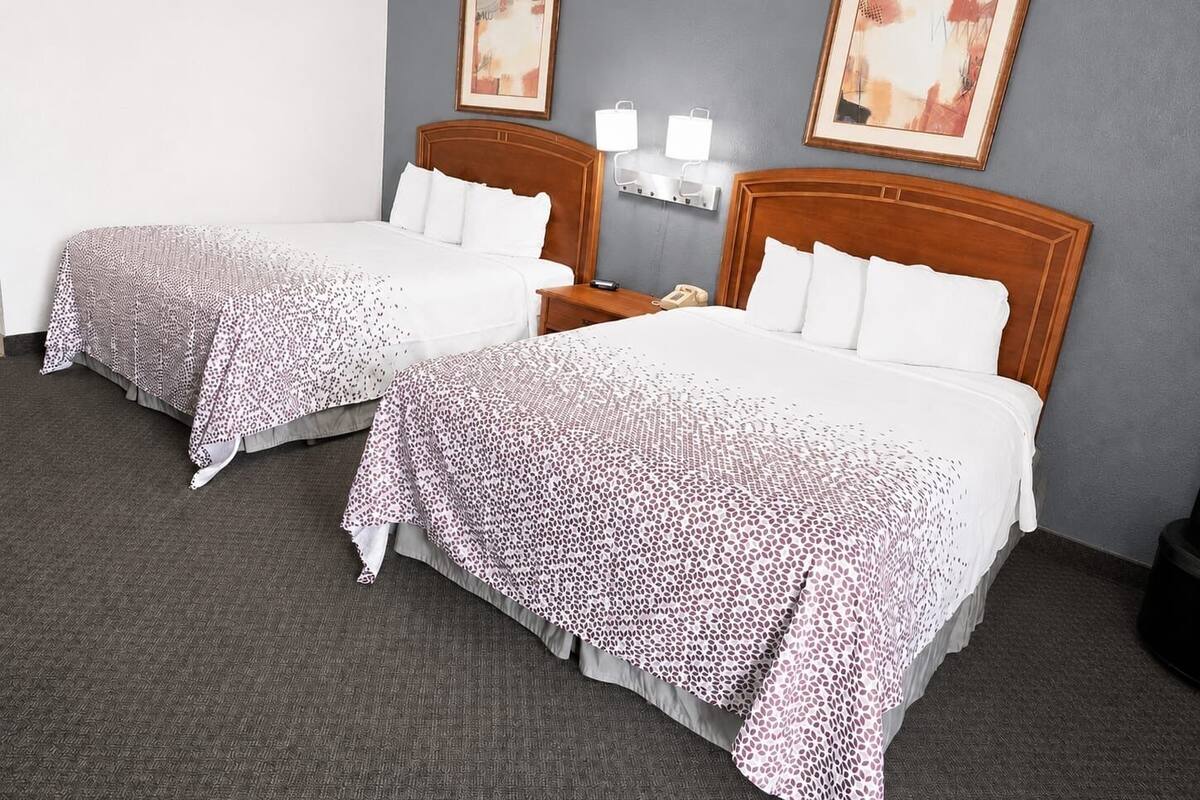 Chambre Standard, 2 grands lits, non-fumeur | Bureau, fer et planche à repasser, accès au Wi-Fi (inclus)