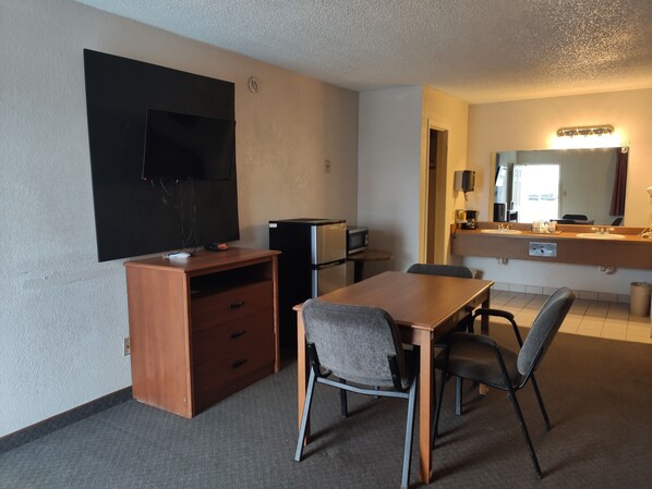 مكتب ومكواة/لوح كي وواي فاي مجانًا وملاءات أسرّة