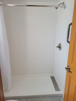 Bañera con ducha, toallas