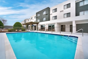 Outdoor pool - Courtyard by Marriott Johnson City (Johnson City)