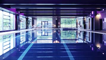Piscina interna, espreguiçadeiras