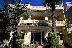Front of property - Hotel Bani Park Palace (Jaipur)
