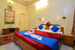 Individually decorated, individually furnished, desk, blackout curtains - Hotel Bani Park Palace (Jaipur)