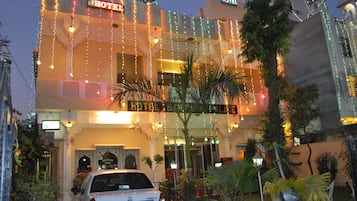 Fachada da propriedade à noite