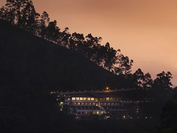 숙박 시설 정면 - 저녁/밤