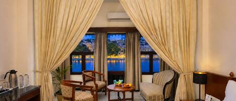 Premium Lake Facing Room | Área de estar | TV de tela plana