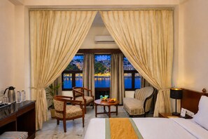 Premium Lake Facing Room | Zona de estar | Una televisión de pantalla plana