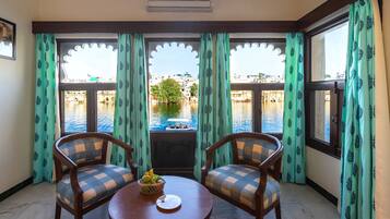 Camera Deluxe con letto matrimoniale o 2 letti singoli, 1 camera da letto, non fumatori, vista lago | Vista lago