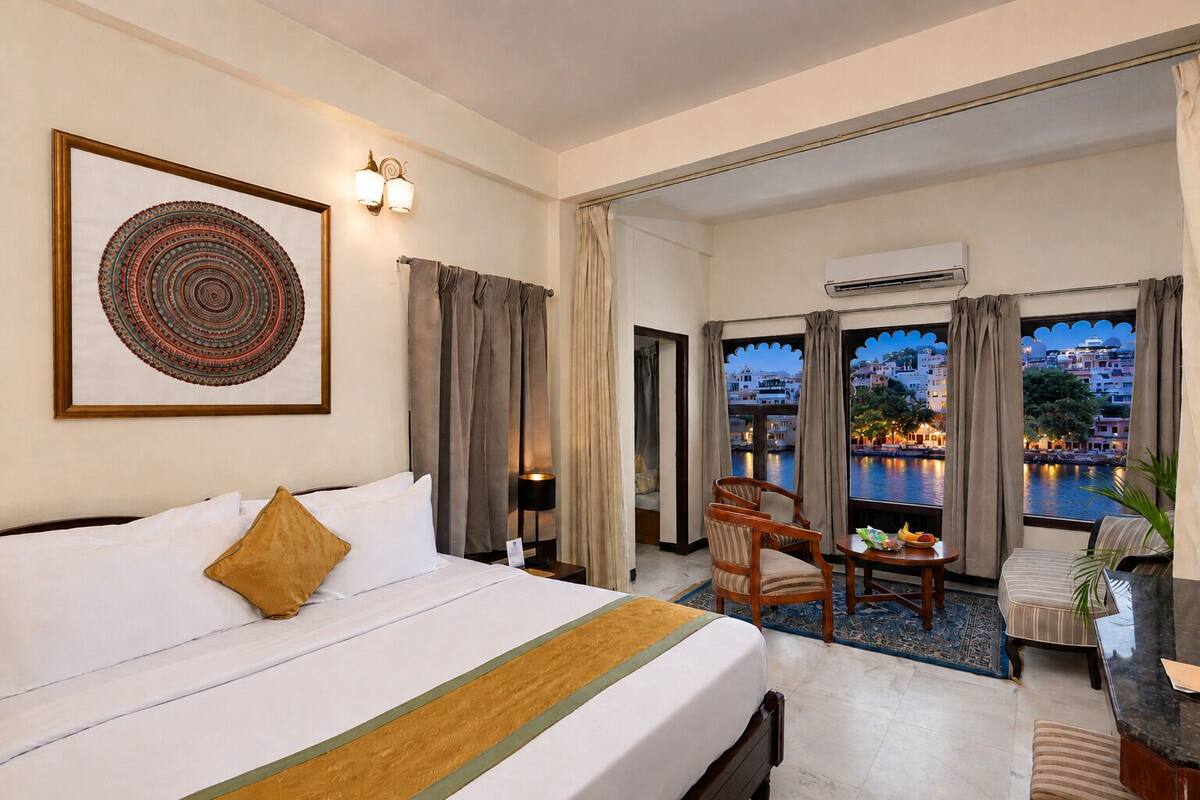 Signature Lake Facing Suite | 1 dormitorio, ropa de cama de alta calidad, caja fuerte y escritorio