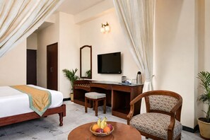 Premium Lake Facing Room | 1 dormitorio, ropa de cama de alta calidad, caja fuerte y escritorio
