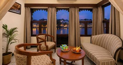 Hotel Sarovar on Lake Pichola
