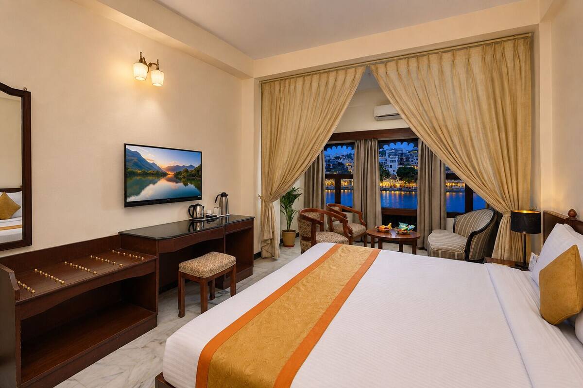 Premium Lake Facing Room | 1 dormitorio, ropa de cama de alta calidad, caja fuerte y escritorio