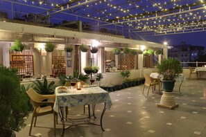 Breakfast, lunch and dinner served - Hotel Sarovar on Lake Pichola (Udaipur)
