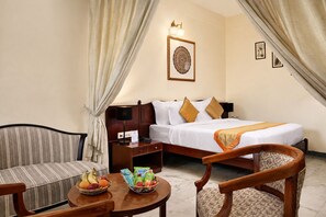 Premium Lake Facing Room | 1 dormitorio, ropa de cama de alta calidad, caja fuerte y escritorio