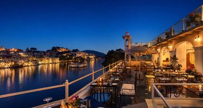 Hotel Sarovar on Lake Pichola
