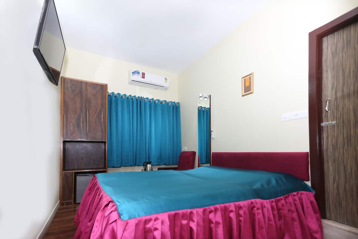 Standard 95 Square Feet Room | 2 bedrooms, in-room safe, individually decorated, individually furnished